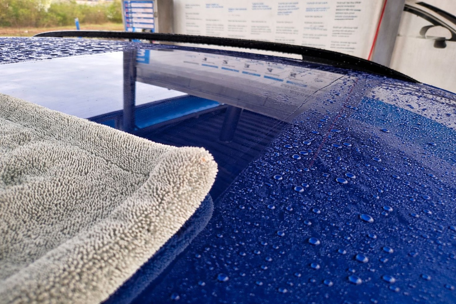 Modrá střecha auta s osuškovým detailem